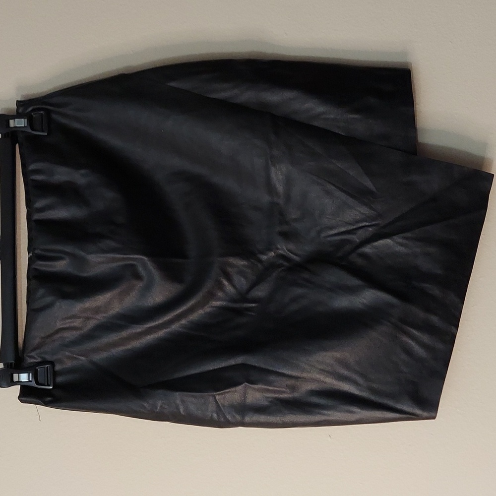 BOOHOO BLK LEATHER SKIRT - Picture 1 of 3